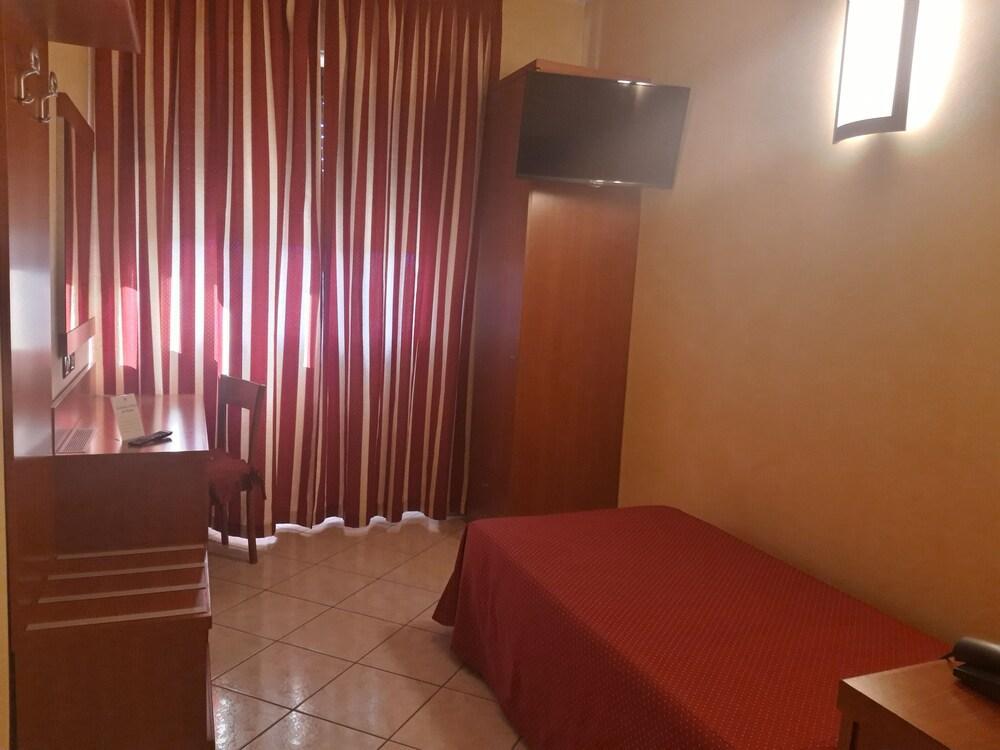 Hotel Ceretto Busca Bagian luar foto