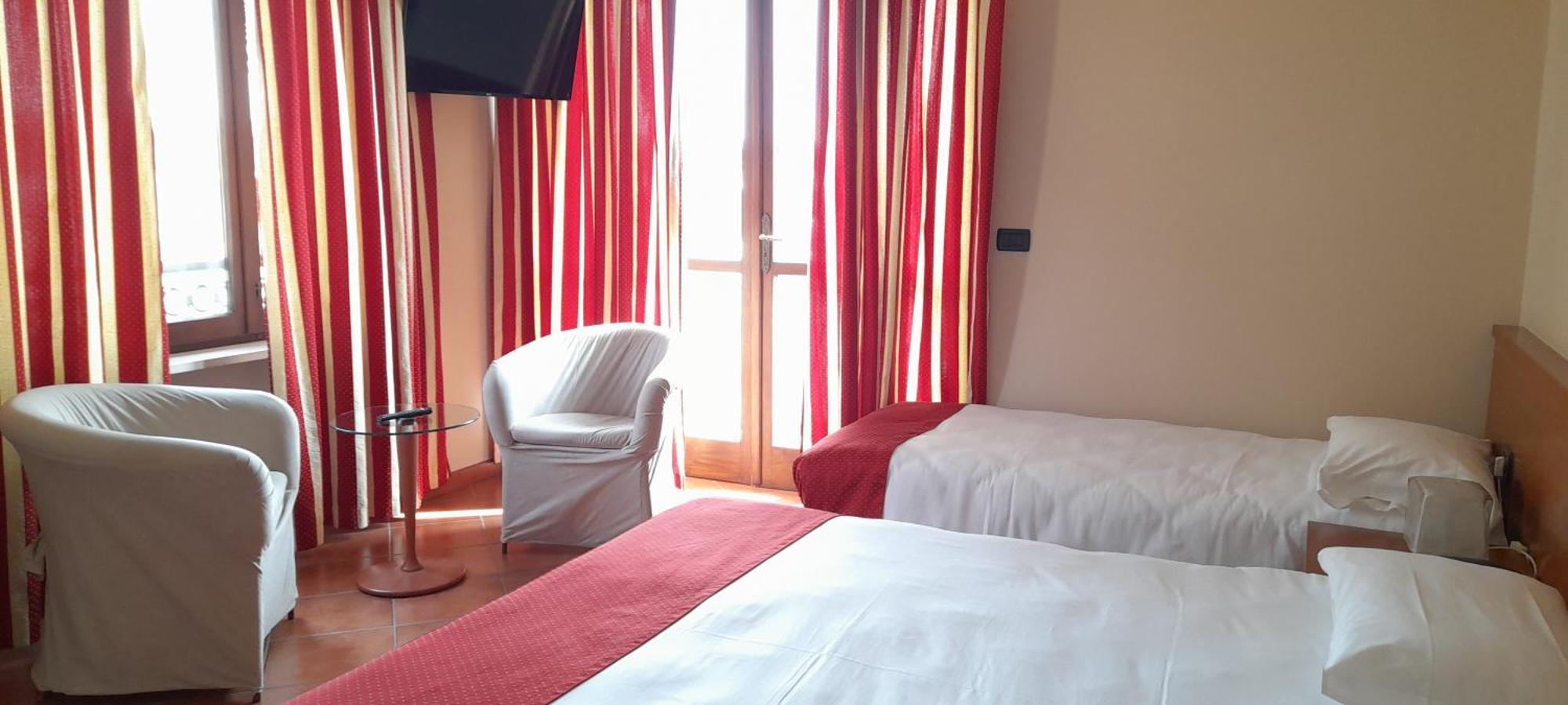Hotel Ceretto Busca Bagian luar foto