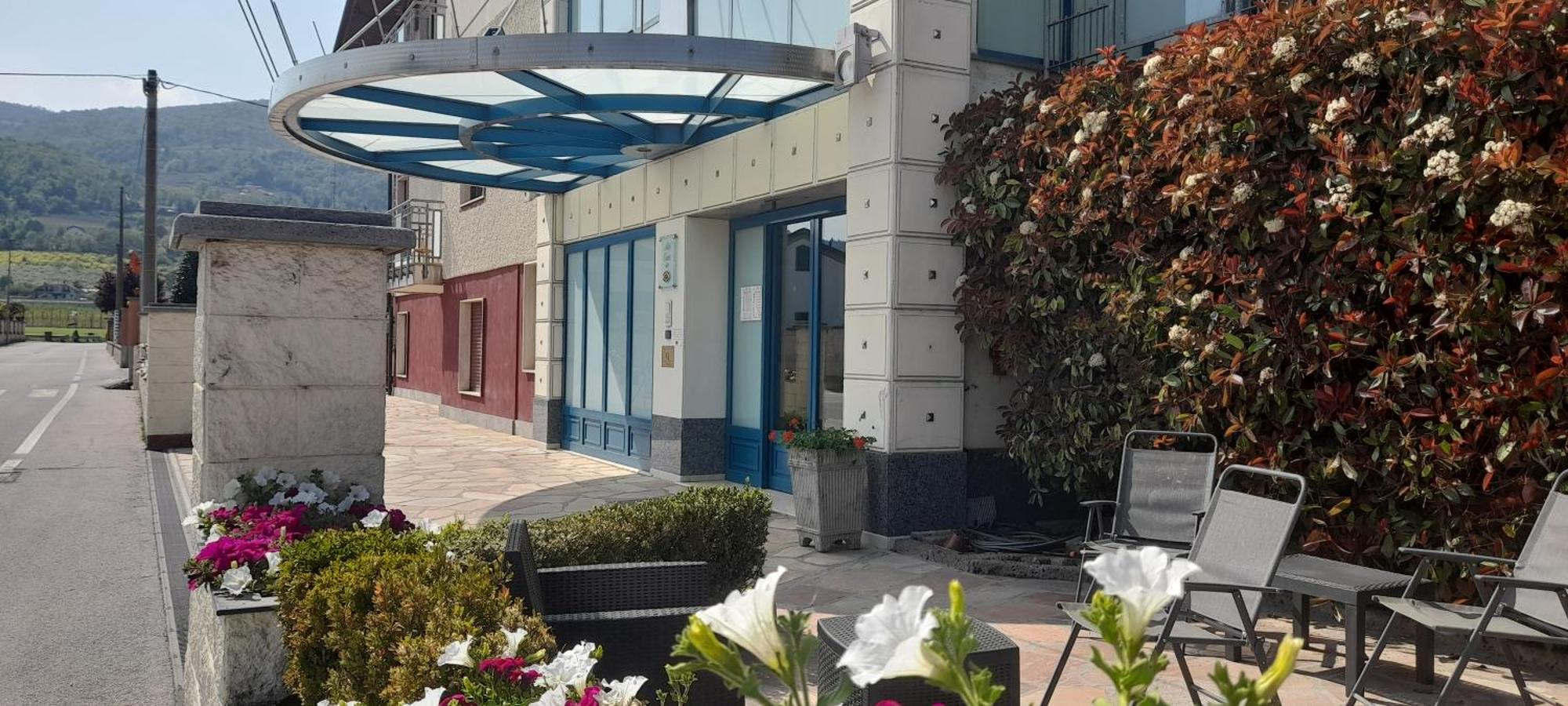 Hotel Ceretto Busca Bagian luar foto