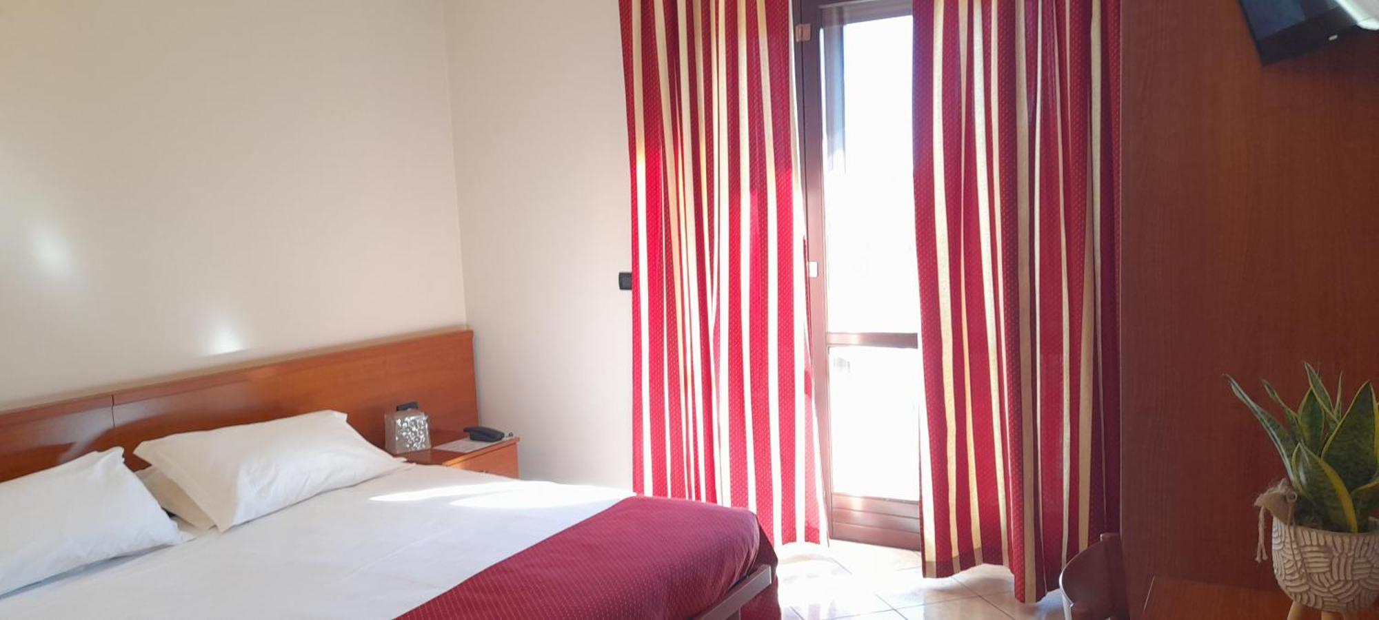 Hotel Ceretto Busca Bagian luar foto